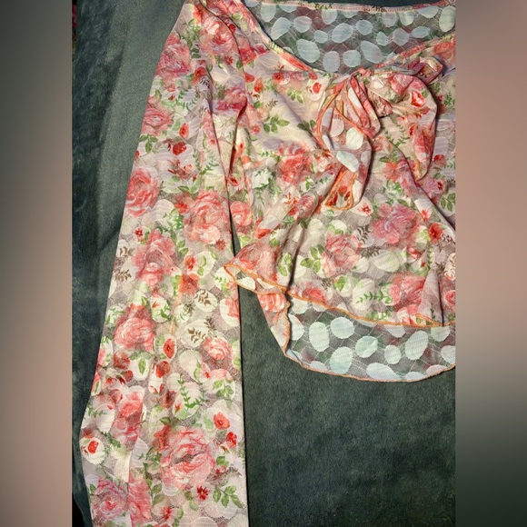 I am selling this lacey floral top that would be perfect for the summer🩷 - Picture 3 of 4